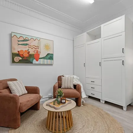 Cozy And Comfy - Short Walk To Hospital And Cbd Apartment