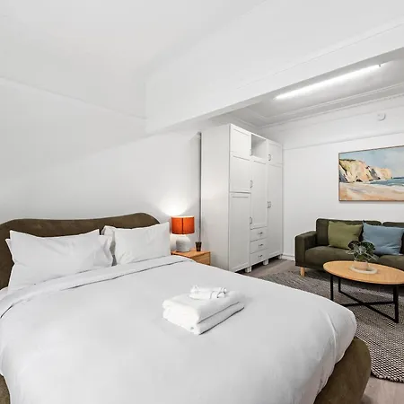 Spacious And Cozy - Short Walk To Hospital Apartment