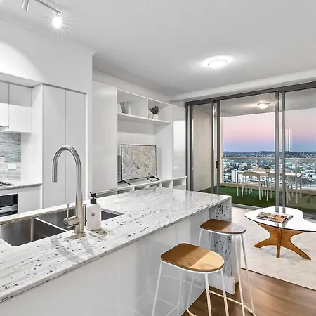 Penthouse Style - Story Bridge Views - Sleeps 8 - Baby Friendly Apartment Brisbane