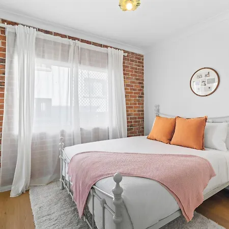 Apartment 2br 2ba Indooroopilly-walk To Shops & Bus Brisbane