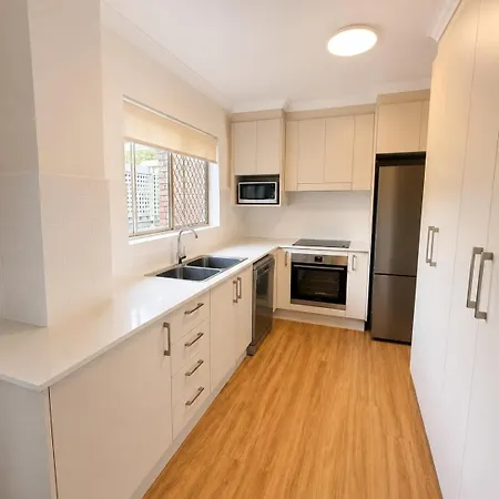 Upmarket Queen & Bath, Renovated, Quiet, Airport 10 Min - Shared Accomm Apartment