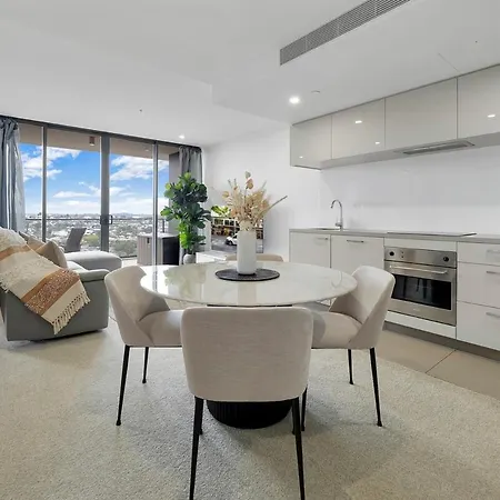 Modern Living With Secure Parking! *