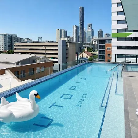 2br Utopia Fortitude Valley -rooftop-pool-king Beds Brisbane