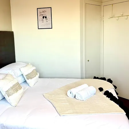 Compact Cbd | Pool & Gym Access Apartment *