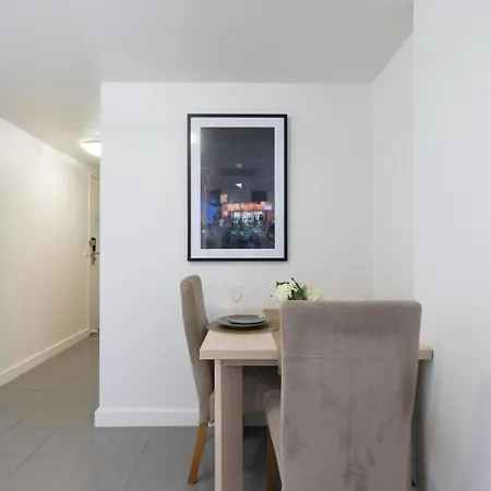 Chic 1br Retreat Heart Of Pool&gym Views * Brisbane
