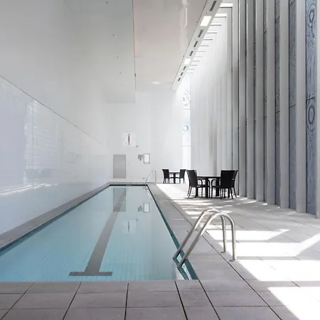 Chic 1br Retreat Heart Of Pool&gym Views Apartment