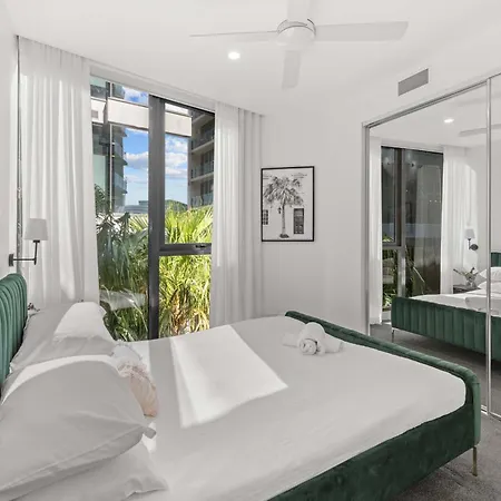 Luxury 2 Bed 2 Bath Parking Pool Gym & Sauna Apartment *