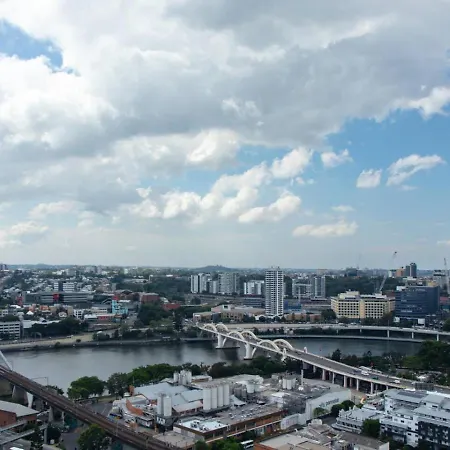 Apartment High Level 2 Bedroom With And River Views *