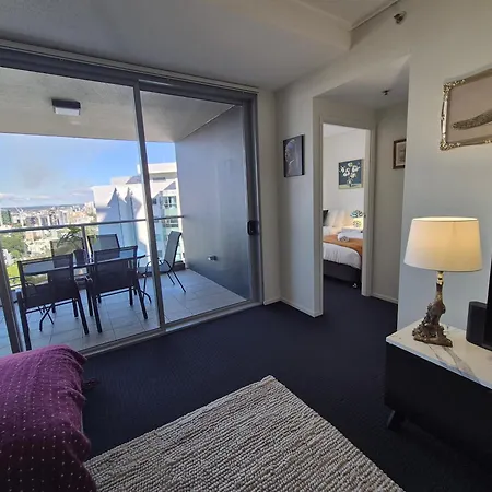 The Gilded Gallery I Art-inspired Luxe Retreat Apartment *