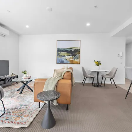 Bright & Spacious 1br With Balcony & Car Park! Apartment