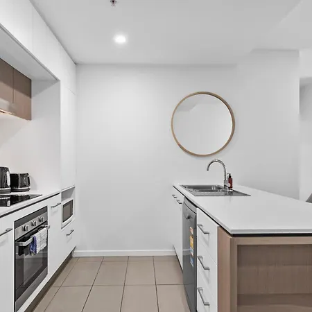 Bright & Spacious 1br With Balcony & Car Park! Apartment