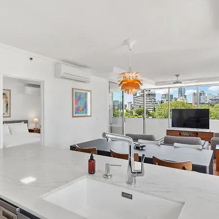 Apartment Cbd Next To Parkland! Amazing Views!