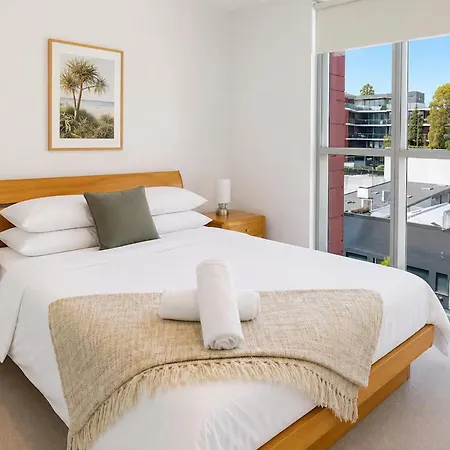 View 2-bed Fortitude Valley Apartment *