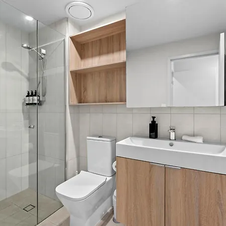 Modern 2br With River Views, Rooftop Pool, Parking Brisbane