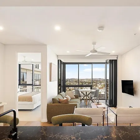 Utopia Deluxe 25th Floor Views, Pool & Gym Apartment *