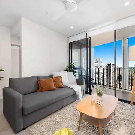 Inspired Serenity With River Views, Fast Wifi, Carpark, Gym, Rooftop Pool Apartment *