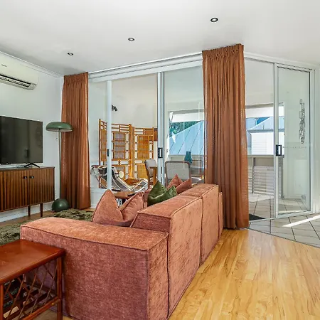 Mid-century Kangaroo Point - 1br Apartment, Walk To Cbd, River & The Gabba *
