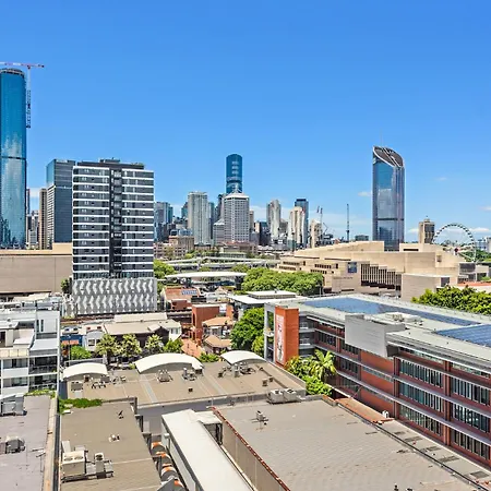 King Bed, Views, Car Park & Perfect Location! Apartment