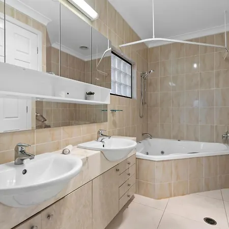 Spacious 2br With Wifi, Parking & Huge Balcony * Brisbane