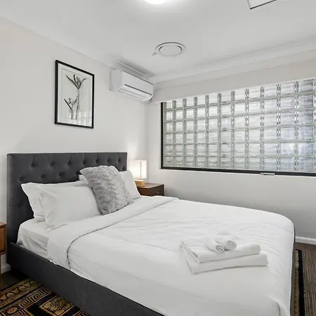 Bright 2br With Parking, Balcony & Wifi Apartment