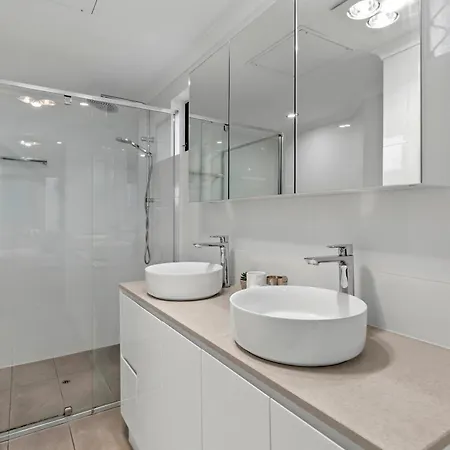 Sunny & Cozy 2br With Wifi, Parking & Balcony Apartment *