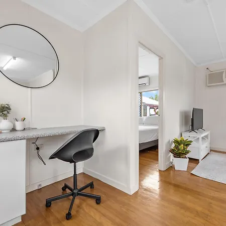 Apartment Quiet & Leafy 1br With Parking, Balcony & Wi-fi