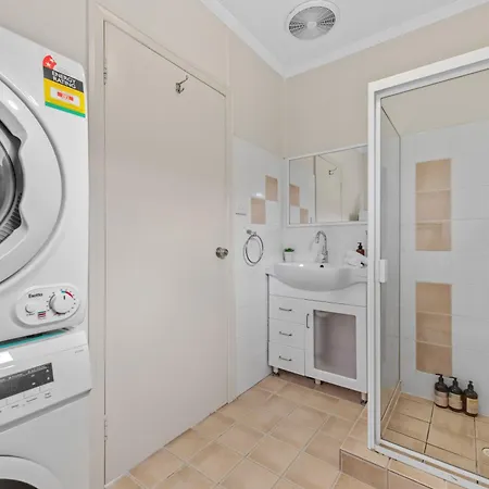 Quiet & Leafy 1br With Parking, Balcony & Wi-fi Apartment *