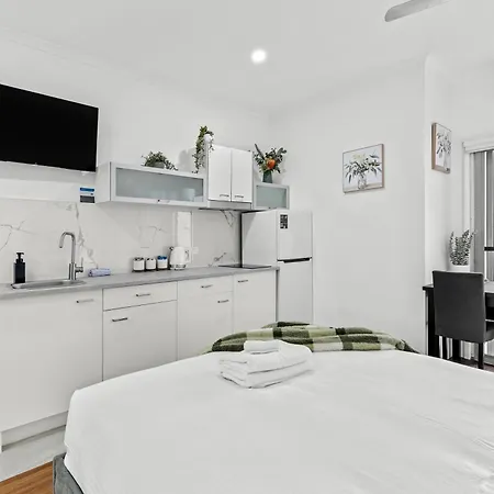 Bright With River View, Pool, Gym & Balcony Apartment *