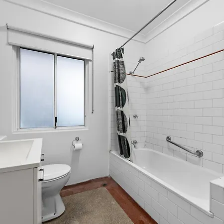 Cozy And Comfy - Short Walk To Hospital And Cbd Apartment *