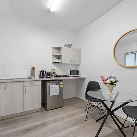 Cozy And Comfy - Short Walk To Hospital And Cbd Apartment *