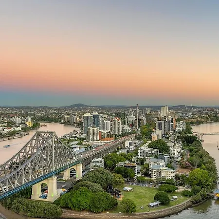 Penthouse Style - Story Bridge Views - Sleeps 8 - Baby Friendly Apartment *