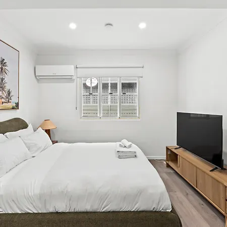 Stylish And Comfy - Short Walk To Hospital Apartment *