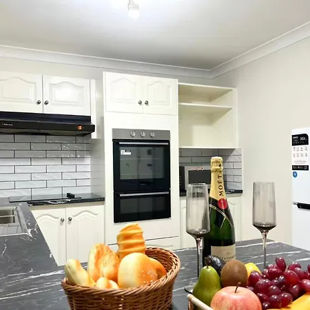 Elegant Family Runcorn With Parking Apartment *