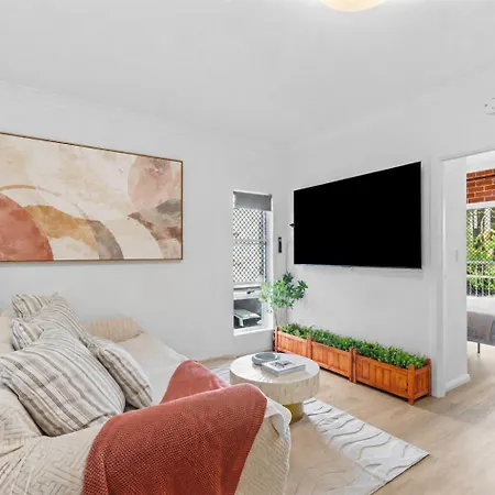 2br 2ba Indooroopilly-walk To Shops & Bus *