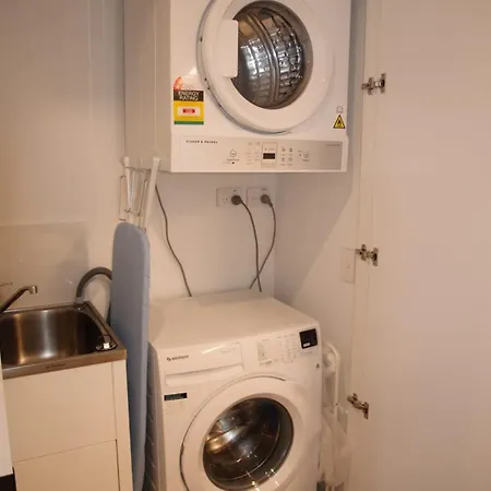Spacious Two Bedroom In South * Brisbane