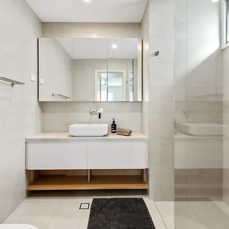Sophisticated Elegance - 2bed-2bath-2car-balcony