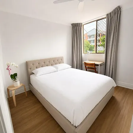 Upmarket Queen & Bath, Renovated, Quiet, Airport 10 Min - Shared Accomm *