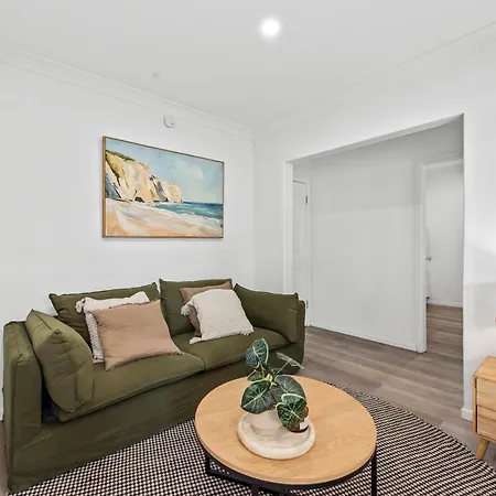 Apartment Cozy - Short Walk To Hosp And Cbd With Balcony *