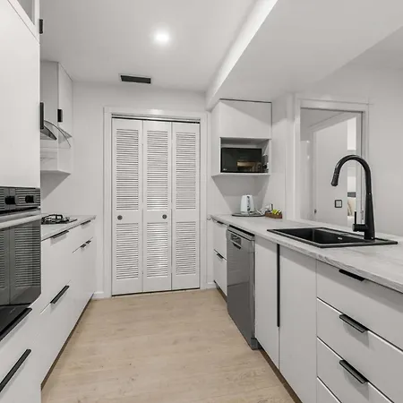 Apartment The Mews Bowen Hills - Spacious 3-bedroom With Pool & Parking