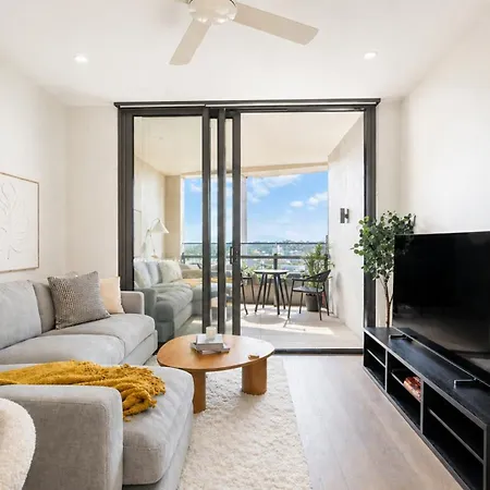 Sky High Luxury 2 Bedroom Cbd With Pool Gym And River Views