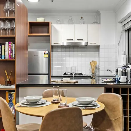 Apartment Stylish 2 Bed 2 Bath Balcony Parking Pool & Gym *
