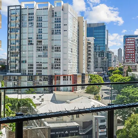Luxury 2 Bed 2 Bath Parking Pool Gym & Sauna * Brisbane