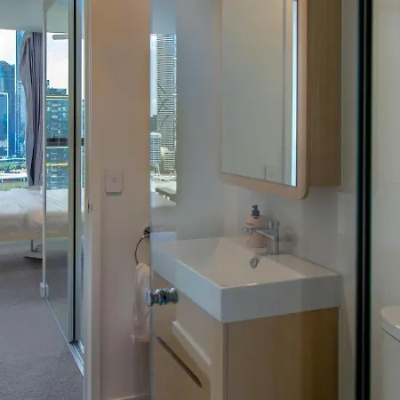 Apartment High Level 2 Bedroom With And River Views *