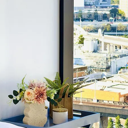 Modern Vibrant - 1 Bedroom Pool Gym Sauna Apartment Brisbane