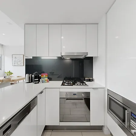 View 2-bed Fortitude Valley Apartment *