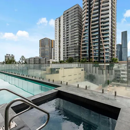 Sunny, & Modern With Breathtaking Views! Apartment
