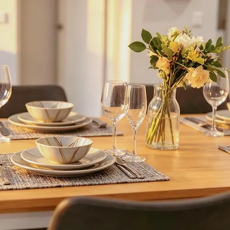 Apartment Two Private Ensuites Modern