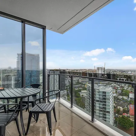 Stunning River & Mountain Views With 2br, Pool & Gym Brisbane
