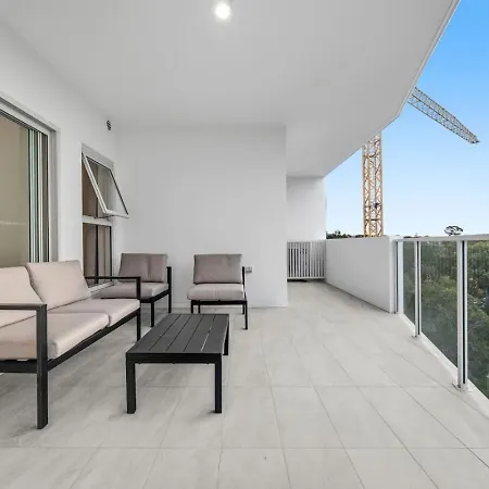Apartment Across From Train And Bus Station Pool Gym And View *