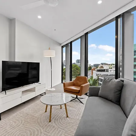 Modern 2br With River Views, Rooftop Pool, Parking Apartment
